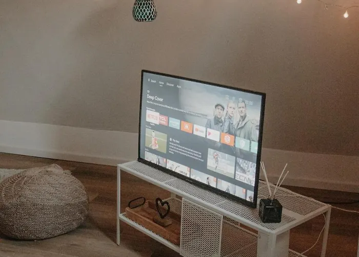 Cozy With A Stream View * ולנדר